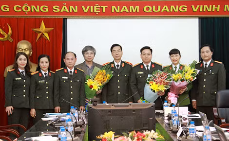Tổng Biên tập Báo CAND Phạm Văn Miên, Phó Tổng Biên tập Trần Kim Thẩm và các khách mời tham gia giao lưu.