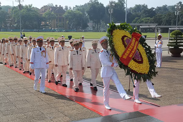 Đoàn đại biểu Đảng ủy Công an Trung ương, Bộ Công an đặt vòng hoa vào Lăng viếng Chủ tịch Hồ Chí Minh.