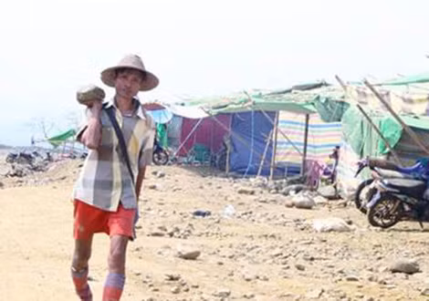 Maung Aye và hòn đá “bí ngô” có ngọc. Maung Aye và hòn đá “bí ngô” có ngọc.