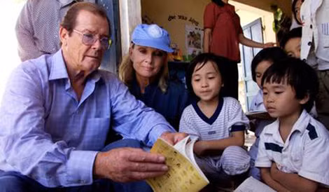 Roger Moore và vợ trong chuyến thăm làng trẻ Triệt Thuận, Quảng Trị, Việt Nam năm 2003.