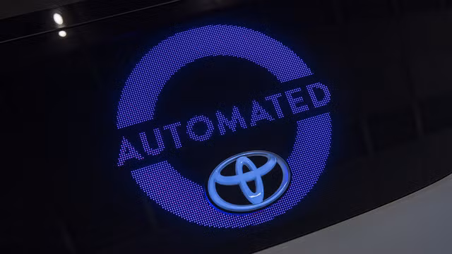 Riêng phần đầu xe lại cho thấy khi nào Toyota Concept-i chạy ở chế độ bình thường hoặc tự lái.