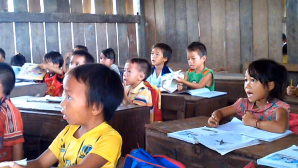 Đển đến học đúng giờ, các em phải đi từ mờ sáng. Đển đến học đúng giờ, các em phải đi từ mờ sáng.