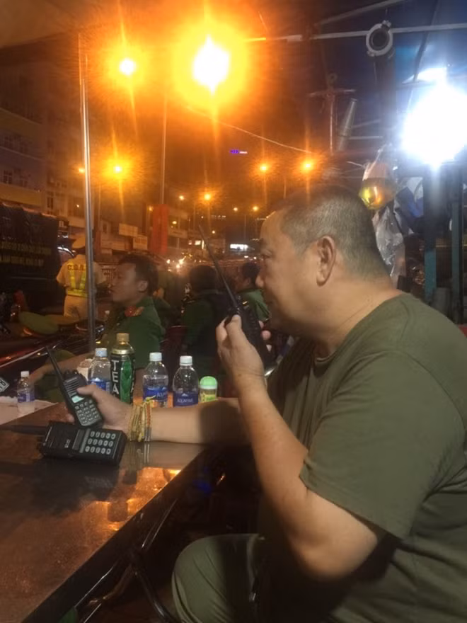 Ông Lý Nhơn Thành trong một lần chỉ huy các BVDP qua bộ đàm.
