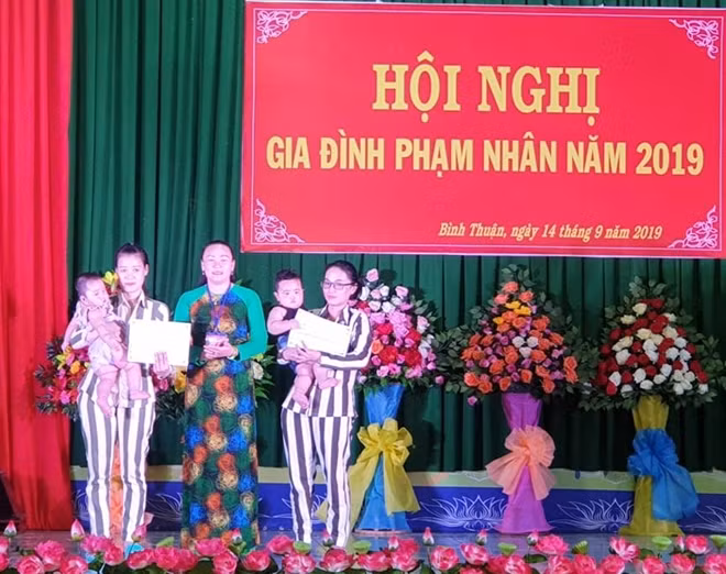 Tặng quà cho phạm nhân nữ có con theo mẹ vào trại.