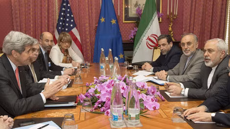 Phái đoàn Mỹ (bên trái) và Iran trong vòng đàm phán mới tại Lausanne.