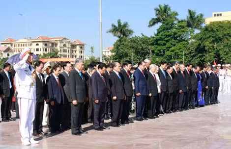 Các đồng chí lãnh đạo Đảng, Nhà nước tưởng niệm công lao to lớn của đồng chí Nguyễn Văn Linh.