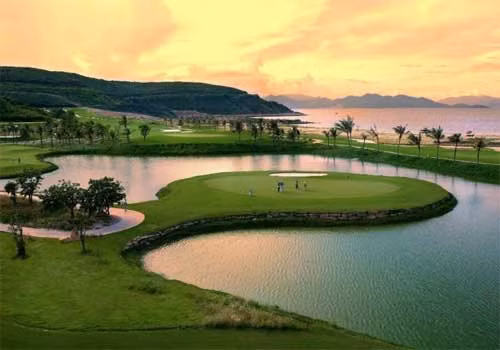 Sân gôn 18 lỗ Vinpearl Golf Club Nha Trang. Sân gôn 18 lỗ Vinpearl Golf Club Nha Trang.