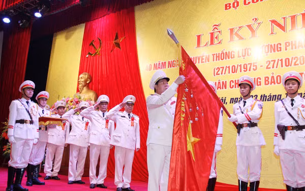 Thứ trưởng Bùi Văn Nam gắn Huân chương lên cờ truyền thống của Cục Pháp chế và cải cách hành chính tư pháp.