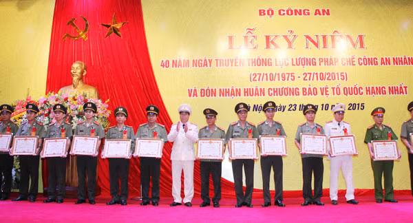 Thứ trưởng Bùi Văn Nam trao Bằng khen của Bộ Công an tặng tập thể và cá nhân có nhiều thành tích trong việc thực hiện công tác pháp chế.