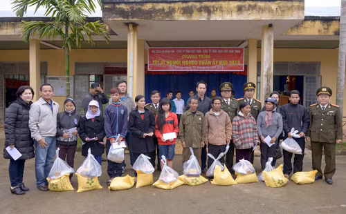 Đại diện Báo CAND, Công ty TNHH Việt Tuấn, Công ty TNHH TMDV Việt Tuấn Trinh, Công an tỉnh Quảng Nam và Công an huyện Tây Giang tặng quà bà con nghèo xã Bhalêê. Đại diện Báo CAND, Công ty TNHH Việt Tuấn, Công ty TNHH TMDV Việt Tuấn Trinh, Công an tỉnh Quảng Nam và Công an huyện Tây Giang tặng quà bà con nghèo xã Bhalêê.