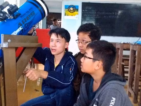 San cùng bạn học nghiên cứu kính viễn vọng quang học do em chế tạo.