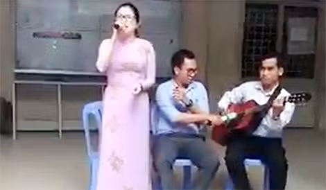 Cô giáo hát bài "Lạc trôi" đang gây sốt trên mạng (Ảnh cắt từ Clip).