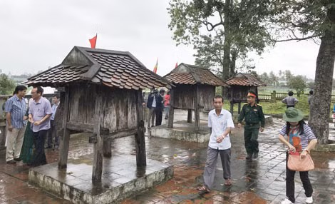 3 ngôi miếu người Bahnar bí mật thờ Nguyễn Nhạc, Nguyễn Huệ, Nguyễn Lữ khi toàn bộ triều đình Tây Sơn bị nhà Nguyễn Ánh truy sát đến cùng. 3 ngôi miếu người Bahnar bí mật thờ Nguyễn Nhạc, Nguyễn Huệ, Nguyễn Lữ khi toàn bộ triều đình Tây Sơn bị nhà Nguyễn Ánh truy sát đến cùng.