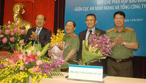 Hai Thứ trưởng chúc mừng Lễ ký kết giữa Cục An ninh mạng và Tổng Công ty Hàng không Việt Nam diễn ra thành công.