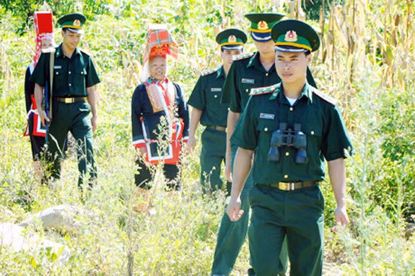 CBCS Đồn Biên phòng Hoành Mô (Bình Liêu) cùng đội dân quân xã Hoành Mô đi tuần tra biên giới.