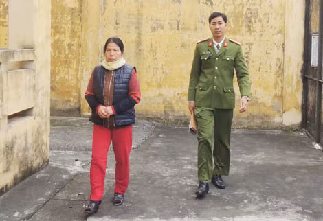 Đối tượng Nguyễn Thị Hàn bị cơ quan công an bắt khẩn cấp, tạm giữ hình sự để điều tra tội hành hạ người khác