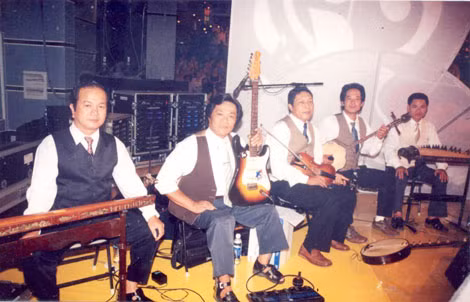 Nghệ sĩ Hoàng Thành (thứ 2 từ trái sang) và những người bạn trong ban nhạc.
