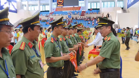 Thứ trưởng Nguyễn Văn Thành trao cờ lưu niệm cho các đoàn VĐV.