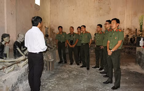 Đoàn tham quan nhà tù Phú Hải, nhà tù do chế độ thực dân lập ra sớm nhất trong hệ thống nhà tù Côn Đảo.
