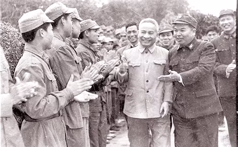Bộ trưởng Trần Quốc Hoàn thăm một đơn vị CAND vũ trang.