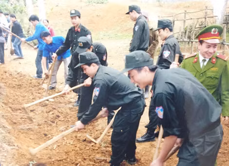 Những người lính phòng Cảnh sát Cơ động công an tỉnh Hòa Bình luôn gần dân và giúp đỡ dân. Những người lính phòng Cảnh sát Cơ động công an tỉnh Hòa Bình luôn gần dân và giúp đỡ dân.