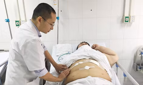 Ths. Bùi Thanh Phúc kiểm tra sức khỏe cho chị Vũ Thu P. (Hà Nội) nặng 150kg, vừa được phẫu thuật can thiệp vào đường tiêu hóa để giảm béo vào ngày 24-2.