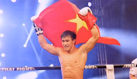 Duy Nhất mừng chiến thắng trên võ đài Liên hoan Muay thế giới. Ảnh: NP.