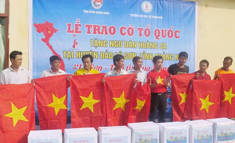 Những lá cờ Tổ quốc được Trường ĐH Sư phạm Huế trao tặng ngư dân huyện đảo Lý Sơn, tỉnh Quảng Ngãi.
