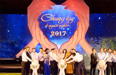 Thủ tướng kêu gọi tinh thần “Cả nước chung tay vì người nghèo - Không để ai bị bỏ lại phía sau” tại cầu truyền hình trực tiếp ngày 15-10-2017