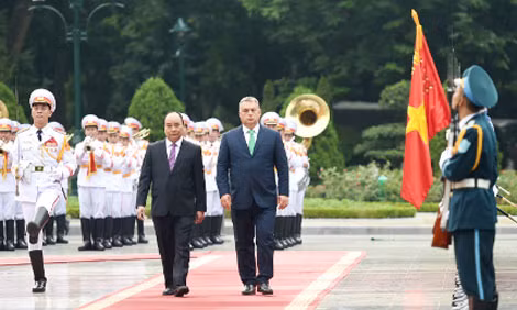 Thủ tướng Nguyễn Xuân Phúc và Thủ tướng Hungary Orbán Viktor duyệt đội danh dự - Ảnh: VGP/Quang Hiếu Thủ tướng Nguyễn Xuân Phúc và Thủ tướng Hungary Orbán Viktor duyệt đội danh dự - Ảnh: VGP/Quang Hiếu