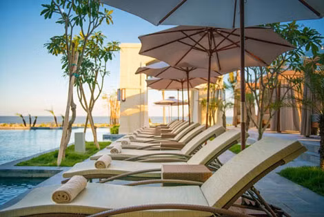 Quần thể nghỉ dưỡng 5 sao FLC Samson Beach & Golf Resort nằm giáp khu du lịch biển Sầm Sơn.