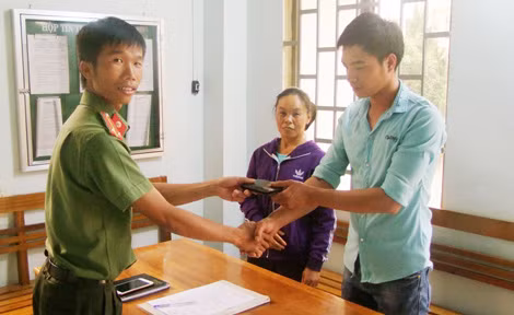 Công an huyện Đắk Song và chị Hà trao trả lại số tiền cùng toàn bộ giấy tờ cho đại diện gia đình anh Hiền.