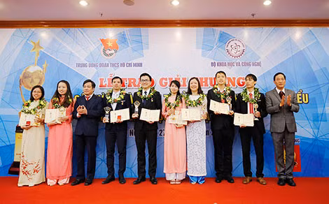 Bà Trần Uyên Phương – Phó Tổng giám đốc Tập đoàn Tân Hiệp Phát trao phần thưởng Nữ sinh viên tiêu biểu trong lĩnh vực kỹ thuật lần thứ 19