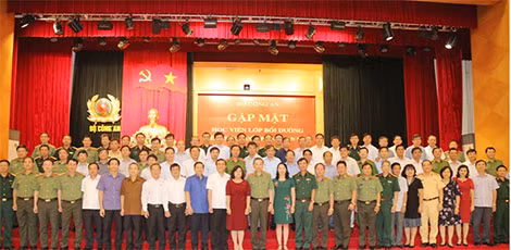 Bộ trưởng Tô Lâm với các đại biểu dự buổi gặp mặt.