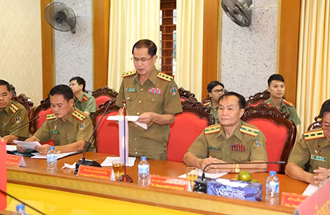 Đồng chí Đại tá Bun Su Phông Xạ Vắt My Say, Phó Giám đốc Công an tỉnh Vientaine phát biểu cảm ơn. Đồng chí Đại tá Bun Su Phông Xạ Vắt My Say, Phó Giám đốc Công an tỉnh Vientaine phát biểu cảm ơn.