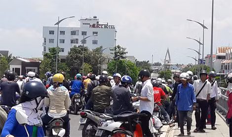 Rất đông người đứng trên cầu theo dõi sự việc.