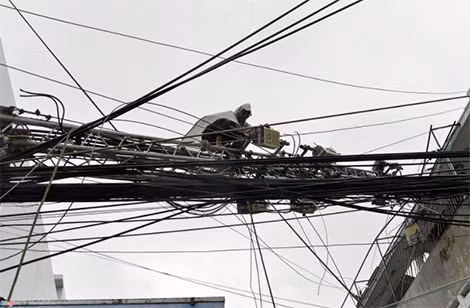 Đến 11h cùng ngày, nhân viên của công ty điện lực có mặt xử lý sự cố.