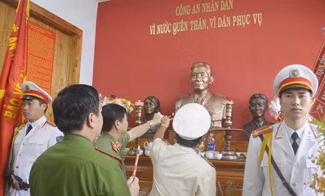 Cán bộ, chiến sĩ Công an dâng hương tại Phòng Tưởng niệm cố Bộ trưởng Bùi Thiện Ngộ, liệt sĩ Võ Thị Sáu, liệt sĩ Lê Thành Duy.