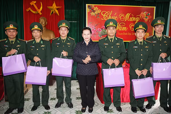 Chủ tịch Quốc hội thăm, cán bộ chiến sỹ Biên Phòng.