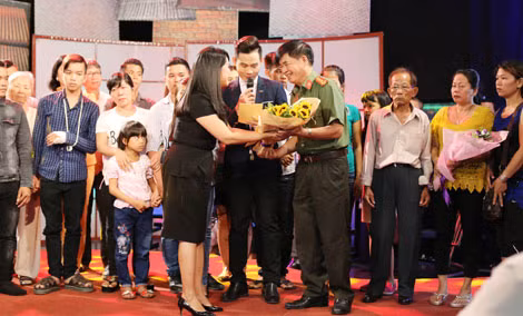 Những người lính hồ sơ góp phần thầm lặng làm nên những cuộc đoàn viên trong chương trình “Như chưa hề có cuộc chia ly”.