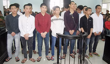 Các bị cáo Son, Hậu, Vũ, Trực, Bảo, Thạch, Đình, Dũng, Hiệp, Minh Thắng, Phước Thắng, Quốc, Đạt, Hưng, Hà Ngọc Dũng trước tòa.