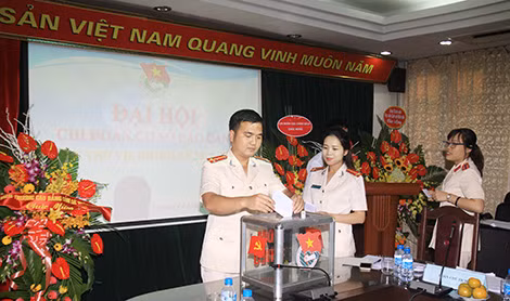 Các ĐVTN Báo CAND bỏ phiếu bầu Ban Chấp hành Chi đoàn nhiệm kỳ 2017-2019.