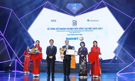 Ông Trần Huy Trung - Phó Giám đốc Khối Quản lý Hoạt động, Tập đoàn Bảo Việt nhận giải Top 10 Doanh nghiệp Bền vững Việt Nam 2017.