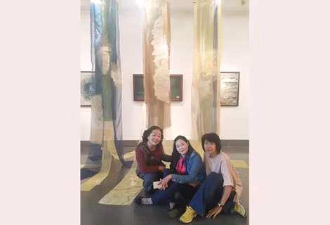 Một góc của triển lãm “Sắc màu Bắc - Trung - Nam”. Một góc của triển lãm “Sắc màu Bắc - Trung - Nam”.