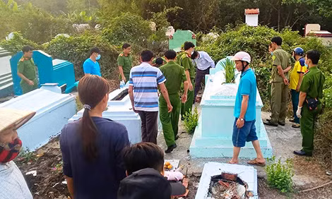 Cơ quan chức năng khám nghiện tử thi nơi chôn bé Đinh Lam Thiên.