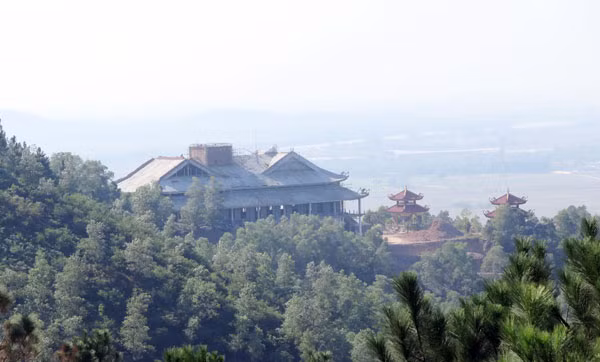 Thiền viện Phượng Hoàng trên dãy núi Nham Biền.
