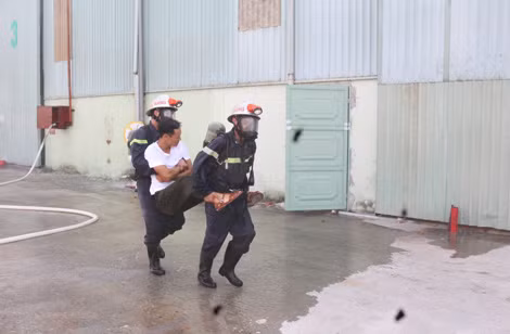 Cứu người bị nạn ra khỏi khu vực nguy hiểm.