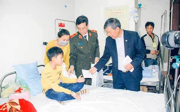 Thiếu tướng Phạm Văn Miên và GS.TS Nguyễn Anh Trí trao quà Tết cho bệnh nhân tại Viện Huyết học và Truyền máu Trung ương.