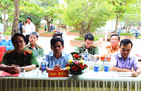 Lãnh đạo Công an tỉnh Quảng Bình tham dự Hội nghị tuyên truyền về an toàn giao thông và phòng chống ma túy ở Cồn Sẻ.