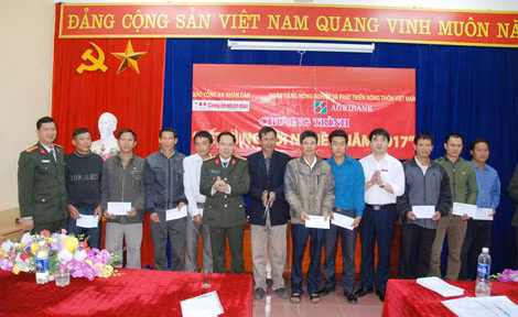 Đại tá Trần Thanh Phong trao quà tết tại xã Cốc Mỳ, huyện Bát Xát.